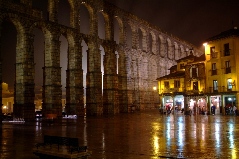 El acueducto de Segovia de noche
