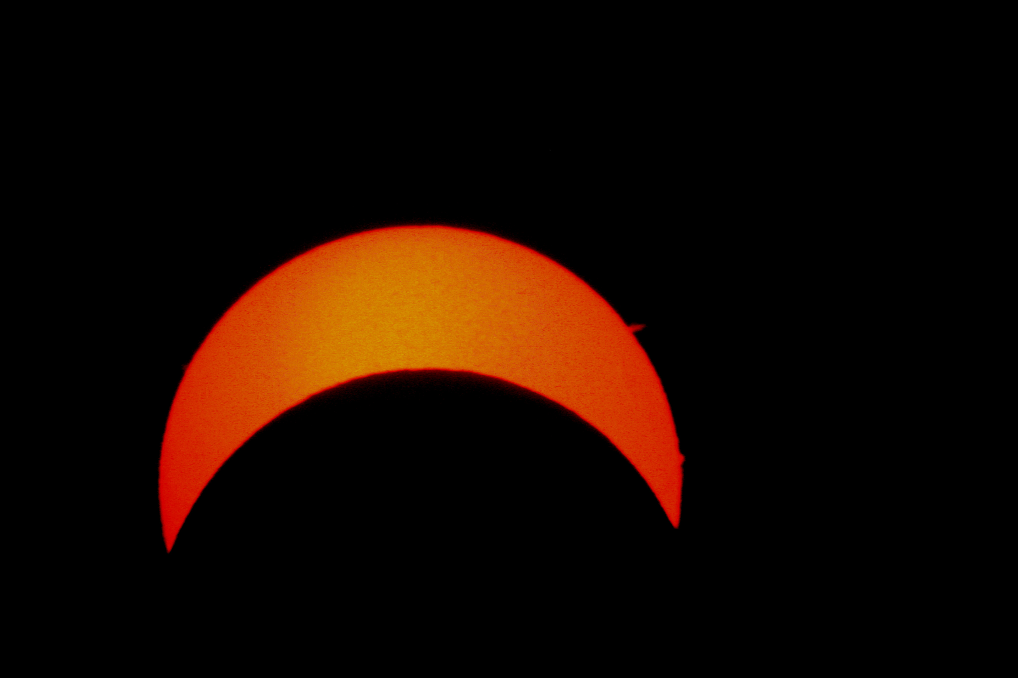 Sábado 29 de marzo- En la Sombra del Sol: Explorando los Eclipses