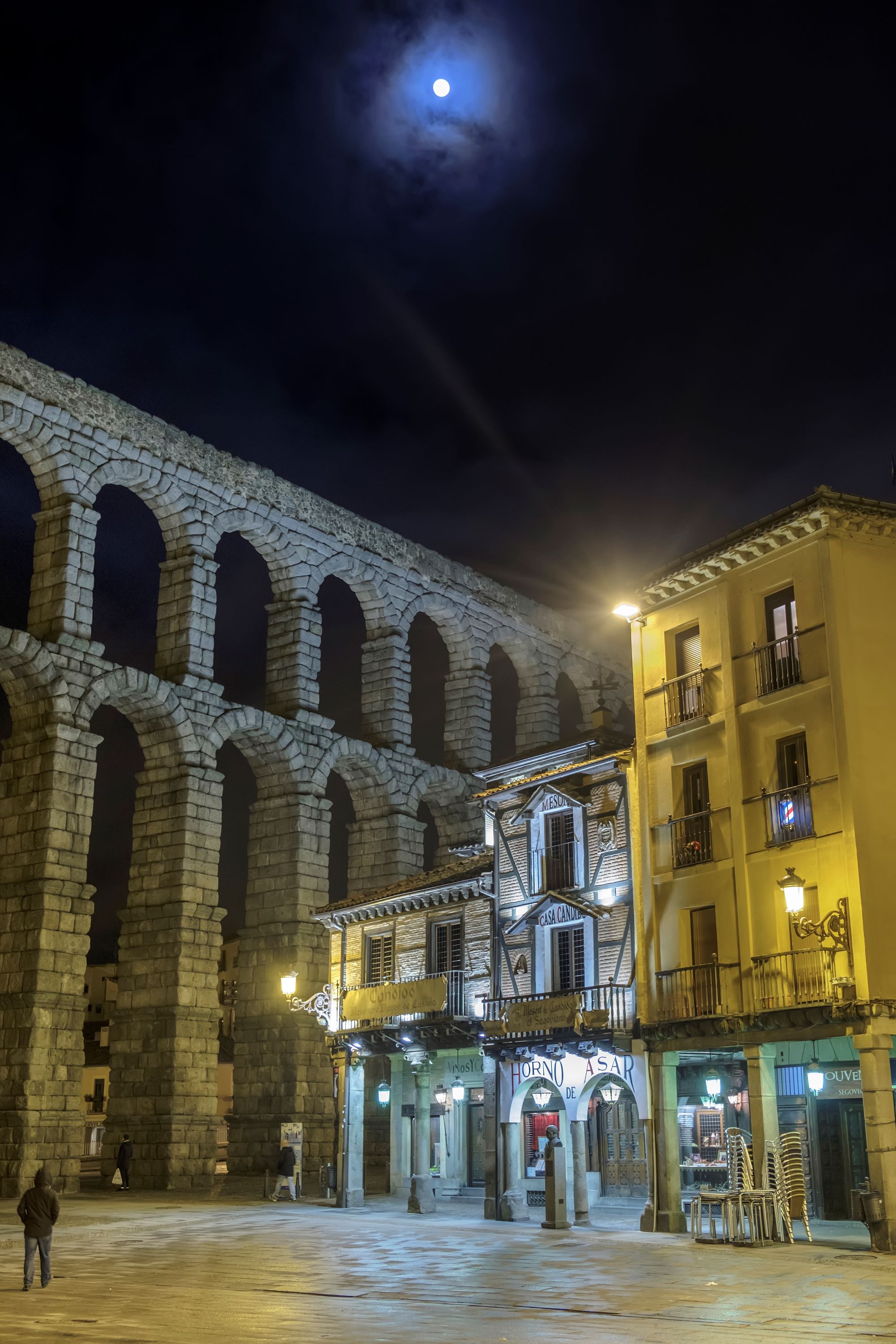 Acueducto y luna