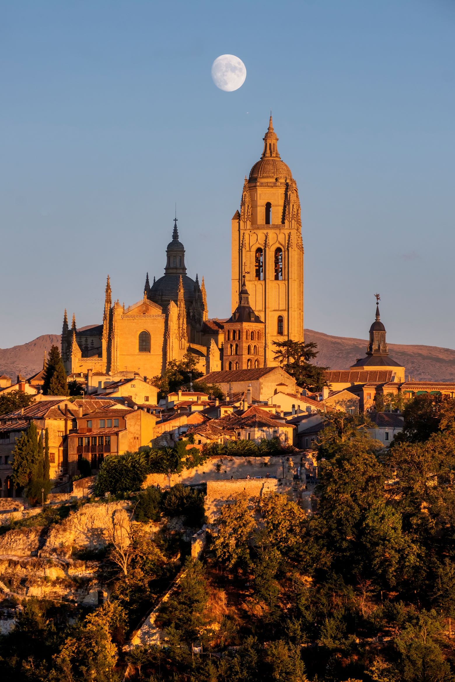 Catedral y luna