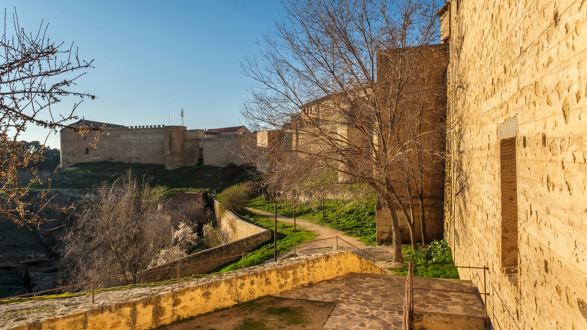 Muralla y senda
