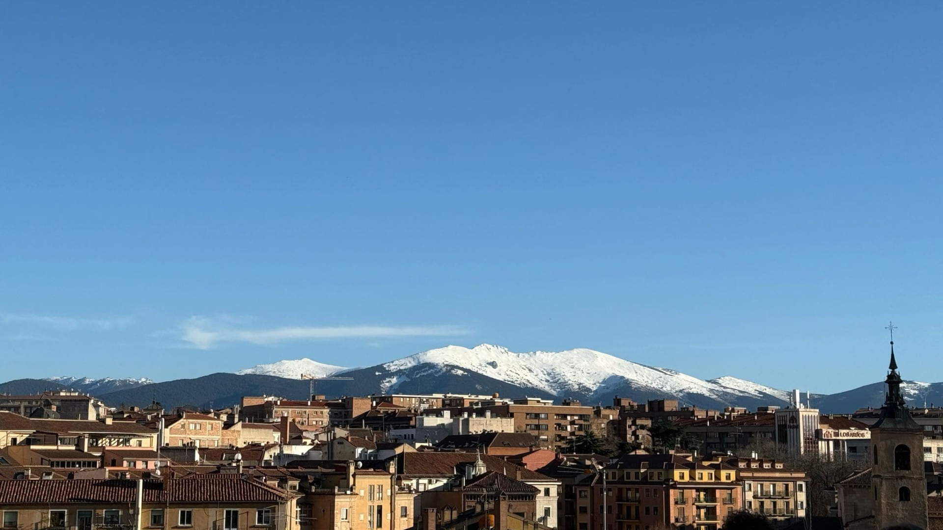 Sierra de Guadarrama con vistas al perfil de la Mujer Muerta desde el Mirador de la Canaleja de Segovia.