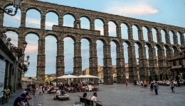 Acueducto de Segovia con gente de paseo y terrazas.