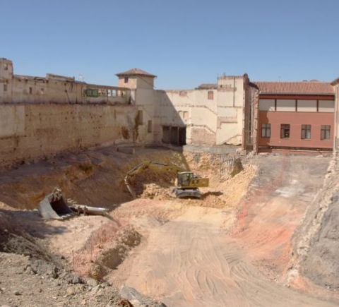 Entre los trabajos realizados hasta el momento destaca la demolición de estructuras existentes en el solar. / I Oria