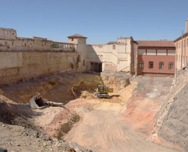 Entre los trabajos realizados hasta el momento destaca la demolición de estructuras existentes en el solar. / I Oria
