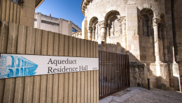 Acceso. Hostal Aqueduct Residence Hall