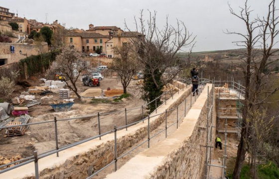 Estado de las obras de restauración de la Muralla de Segovia en la zona del Hospital de la Misericordia la pasada primavera. / Nerea Llorente